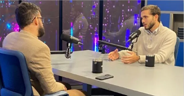 Porta-voz de cliente em entrevista para podcast
